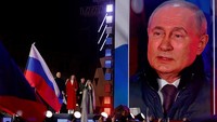 Dua tahun setelah Putin melancarkan apa yang disebutnya sebagai “operasi militer khusus”, Rusia belum sepenuhnya menguasai empat wilayah tersebut, namun pemungutan suara dalam pemilihan presiden Rusia selama tiga hari yang berakhir pada hari Minggu diadakan di wilayah Ukraina yang dikuasai pasukannya. Ukraina mengatakan latihan itu ilegal dan tidak sah. REUTERS/Stringer