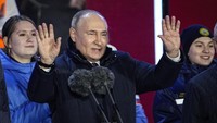 Putin mengatakan kepada massa yang banyak mengibarkan bendera bahwa “kembalinya” wilayah-wilayah lain ke tangan Rusia ternyata “jauh lebih serius dan tragis” daripada yang terjadi di Krimea, namun hal itu telah tercapai. AP/Alexander Zemlianichenko