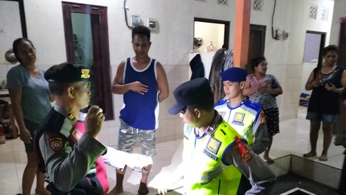 Polres Tabanan saat memeriksa identitas penduduk pendatang di wilayah Tabanan dan razia miras menjelang Idul Fitri 1445 H.