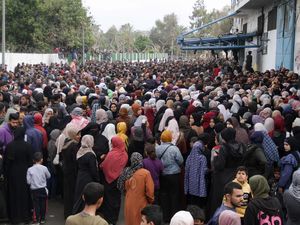 Ribuan Warga Gaza Serbu Gedung UNRWA untuk Minta Bantuan