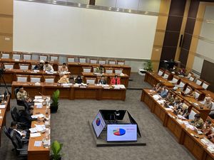 PDIP dan PKS Cecar Bombardir Bansos Jelang Pilpres, Ini Kata Risma