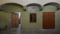 Sebuah rumah tua berumur 500 tahun di Český Krumlov, Ceko, direnovasi menjadi lebih modern. Meski diubah menjadi lebih modern, namun masih tetap mempertahankan karakter sejarahnya pada bagian interior. Pada lantai bawah terdapat kafe kecil. Foto: BoysPlayNice via Dezeen