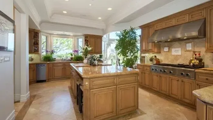 Tampilan dapur di rumah Bruno Mars