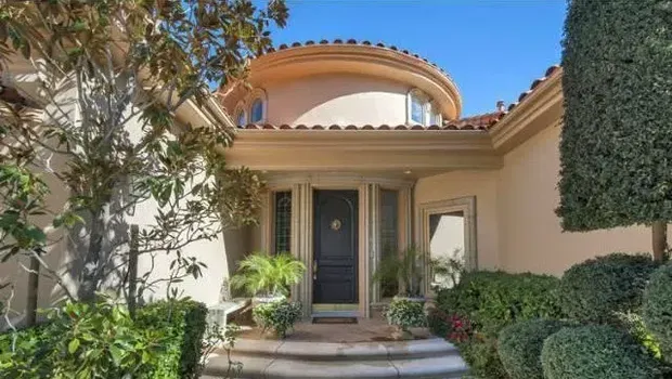 Tampilan depan rumah Bruno Mars