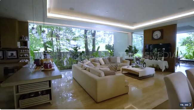 Rumah Meiline Tenardi hadir dalam gaya minimalis dengan konsep open space. Tampak jendela kaca besar mendominasi area utama seperti ruang keluarga.(Foto: YouTube/Trans7 Official)