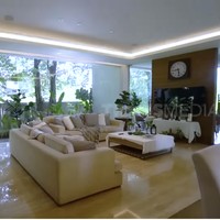 Rumah Meiline Tenardi hadir dalam gaya minimalis dengan konsep open space. Tampak jendela kaca besar mendominasi area utama seperti ruang keluarga.(Foto: YouTube/Trans7 Official)
