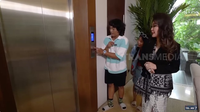 Tentu bukan rumah mewah namanya jika tanpa lift untuk memudahkan akses antar lantai. (Foto: YouTube/Trans7 Official)