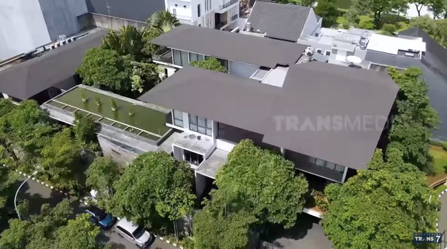 Meiline Tenardi menikmati kesuksesannya sebagai seorang pengusaha di rumah yang sangat mewah. Dari segi luas, rumahnya juga terbilang megah. (Foto: YouTube/Trans7 Official)