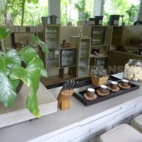 Makin betah nongkrong di halaman belakang rumah Meiline dengan kehadiran bar yang menyajikan berbagai refreshment. (Foto: YouTube/Trans7 Official)