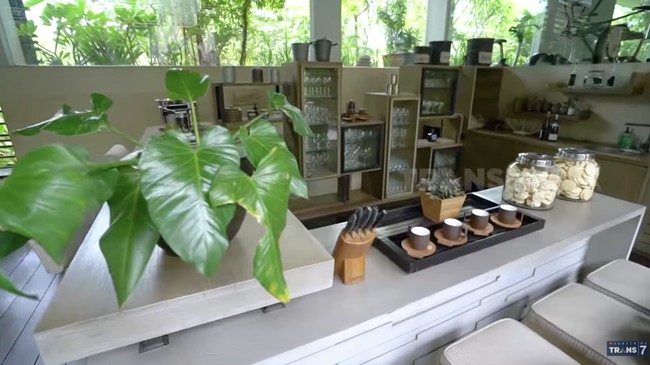 Makin betah nongkrong di halaman belakang rumah Meiline dengan kehadiran bar yang menyajikan berbagai refreshment. (Foto: YouTube/Trans7 Official)