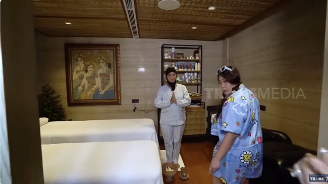Kamar mandi menyatu dengan ruangan spa. Meiline bahkan memiliki seorang terapis yang siap melayaninya kapan saja. (Foto: YouTube/Trans7 Official)