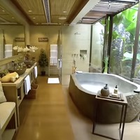 Beginilah penampakan kamar mandi utama Meiline Tenardi yang luasnya hampir menyamai kamar tidur sendiri. Nuansa Bali yang lekat dengan alam makin terasa di sini berkat kehadiran bathtub yang terbuat dari batu. Ini batu asli yang dibentuk jadi bathtub, kata Meiline. (Foto: YouTube/Trans7 Official)