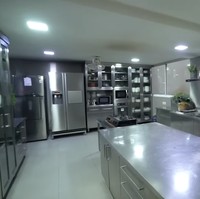 Di lantai bawah, terdapat dapur kotor yang fiturnya menyerupai dapur-dapur hotel berbintang. (Foto: YouTube/Trans7 Official)