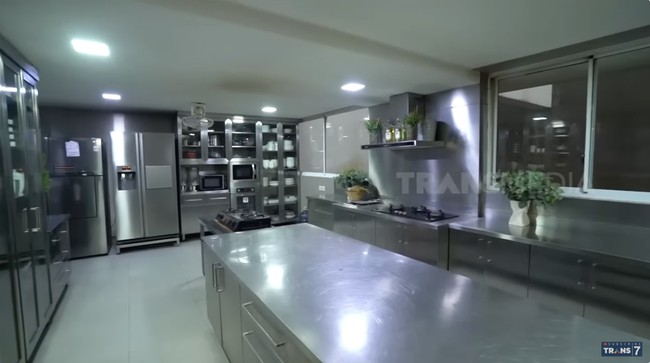 Di lantai bawah, terdapat dapur kotor yang fiturnya menyerupai dapur-dapur hotel berbintang. (Foto: YouTube/Trans7 Official)