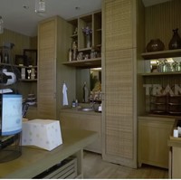 Sebenarnya terinspriasi Bali karena aku suka sekali Bali. Aku suka rumah yang practical, sirkulasi udara bagus, ujarnya saat muncul di program Sobat Misqueen Trans7 belum lama ini. Sentuhan Bali terasa lewat sentuhan kayu pada interior, seperti di dapur ini. (Foto: YouTube/Trans7 Official)