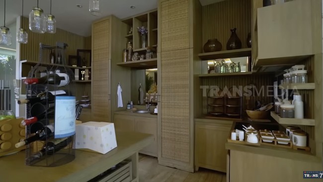 Sebenarnya terinspriasi Bali karena aku suka sekali Bali. Aku suka rumah yang practical, sirkulasi udara bagus, ujarnya saat muncul di program Sobat Misqueen Trans7 belum lama ini. Sentuhan Bali terasa lewat sentuhan kayu pada interior, seperti di dapur ini. (Foto: YouTube/Trans7 Official)