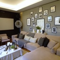 Perempuan yang juga aktif sebagai pendiri Komunitas Perempuan Peduli dan Berbagi (KPPB) memiliki sebuah ruangan serba guna. Multifungsi, ruangan ini biasa digunakannya untuk yoga, karaoke, dan syuting podcast-nya. (Foto: YouTube/Trans7 Official)