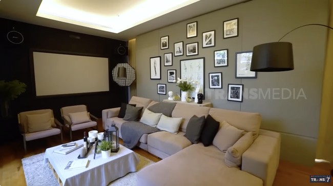 Perempuan yang juga aktif sebagai pendiri Komunitas Perempuan Peduli dan Berbagi (KPPB) memiliki sebuah ruangan serba guna. Multifungsi, ruangan ini biasa digunakannya untuk yoga, karaoke, dan syuting podcast-nya. (Foto: YouTube/Trans7 Official)