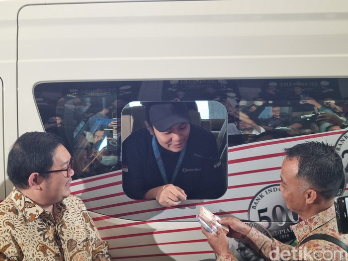 Salah satu warga melakukan penukaran uang di Bank Indonesia (BI) Jawa Timur.