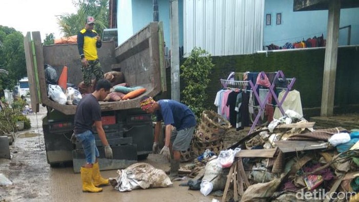 Sampah pascabencana banjir di wilayah Timur Cirebon