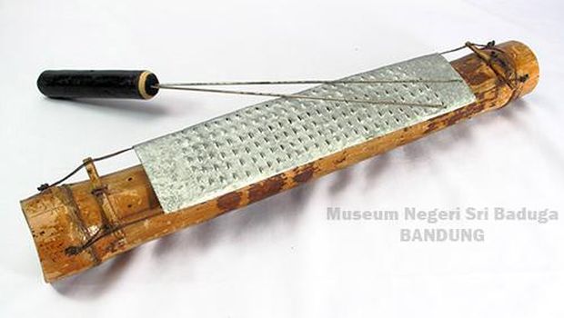 Satong Srek, alat musik tradisional NTB. (Dok. budaya-indonesia.org)