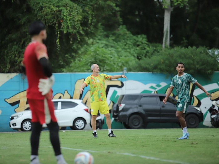 Sesi latihan PSS Sleman di Lapangan Pakembinangun, Sleman, Senin (18/3/2024).