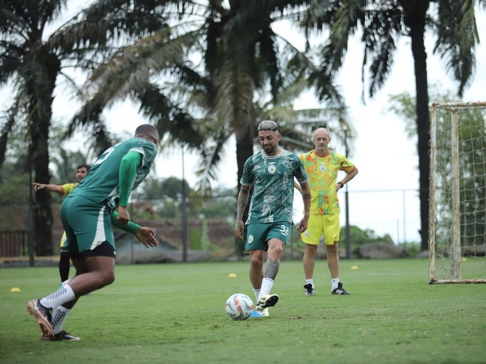 Sesi latihan PSS Sleman di Lapangan Pakembinangun, Sleman, Senin (18/3/2024).