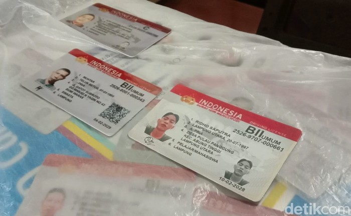 SIM palsu yang dibuat sindikat di Bandar Lampung.