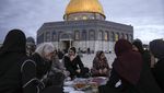 Suasana Berbuka Puasa di Kompleks Masjid Al-Aqsa