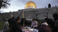 Muslim Palestina berbuka puasa selama bulan suci Ramadan di luar Kubah Batu di kompleks Masjid Al-Aqsa di Kota Tua Yerusalem.