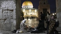 Perlu diketahui, otoritas Israel membatasi akses warga Palestina ke kompleks Masjid Al-Aqsa dengan alasan keamanan dan ketertiban. 