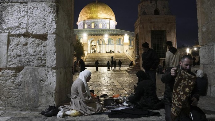 Suasana Berbuka Puasa di Kompleks Masjid Al-Aqsa Palestinian Muslims break their fast during the Muslim holy month of Ramadan outside the Dome of Rock at the Al-Aqsa Mosque compound in the Old City of Jerusalem, Saturday, March 16, 2024. (AP Photo/Mahmoud Illean)