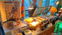 Jangan lewatkan hidangan khas Timur Tengah, kamu bisa mencicipi Chicken Shawarma yang disajikan langsung ketika memesannya. Dilengkapi dengan  saus spicy mayo dan garlic olio. Foto: detikFood/Yenny Mustika Sari