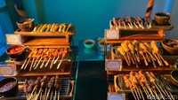 Sugar & Spice Restaurant juga menyediakan aneka sate Nusantara. Di antaranya ada sate ayam, sate lilit, sate kleweran, sate maranggi, hingga sate udang. Semua jenisnya disajikan dengan sambal pelengkapnya. Foto: detikFood/Yenny Mustika Sari