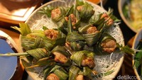 Menu lain yang tak kalah menggugah selera adalah ayam pandan. Hidangan ayam berbumbu kalasan yang gurih itu disajikan cantik dengan bungkus daun pandan. Mirip ayam pandan Thailand. Kamu bisa menikmatinya dengan hidangan khas Nusantara lain, salah satunya urap sayur. Foto: detikFood/Yenny Mustika Sari