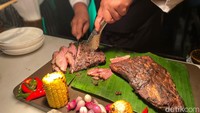 Chef Degan Septoadji yang terkenal dengan sajian kuliner Indonesia menghadirkan beragam pilihan menu yang menggoda selera. Bahkan, ia mengeluarkan menu unik berupa daging brisket yang dibumbui dengan racikan kopi. Foto: detikFood/Yenny Mustika Sari