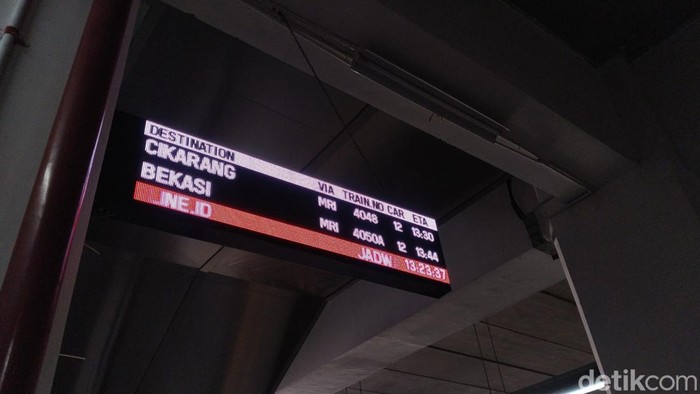 Tampilan baru papan informasi KRL di Stasiun Manggarai. (Ammar Rezqianto/detikcom)