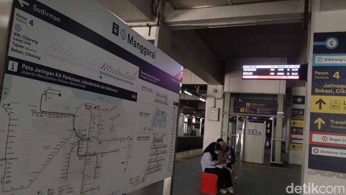 Tampilan baru papan informasi KRL di Stasiun Manggarai. (Ammar Rezqianto/detikcom)