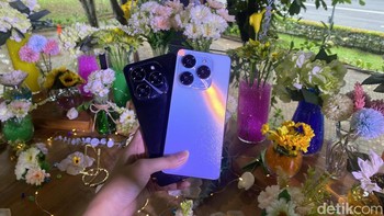 Tecno kembali meluncurkan dua seri terbarunya yaitu, Tecno Spark 20 Pro dan Tecno Spark 20 Pro Plus. Untuk Tecno Spark 20 Pro tersedia dari 2 warna, yaitu Moonlit Black (Hitam) dan Frosty Ivory (Putih). Foto: Fadhila Khairina Fachri/detikcom