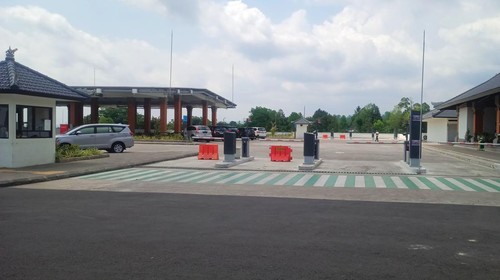 Fasilitas parkir bertingkat yang ada di wilayah Manik Mas, Pura Agung Besakih, yang akan digunakan untuk menampung mobil dan motor pemedek.