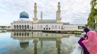 Masjidnya dibangun di atas laguna buatan yang meghadap Laut China Selatan. Sejarahnya, Masjid Bandaraya diresmikan pada tanggal 2 Februari tahun 2000 silam dan hingga kini sudah jadi kebanggaan masyarakat setempat serta destinasi wisata religi.