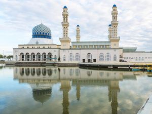 Terpukau Indahnya Masjid Terapung di Malaysia