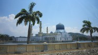 Ini penampakan Masjid Bandaraya Kota Kinabalu di Malaysia, dengan bangunan megah.