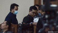 Ketua Panitia Pemilihan Luar Negeri (PPLN) Kuala Lumpur (KL) nonaktif Umar Faruk mengakui sekitar 81 ribu dari 150 ribuan surat suara di KL tak terkirim pos. Surat suara itu tak terkirim ke alamat daftar pemilih dan dikirimkan kembali oleh pos ke PPLN.