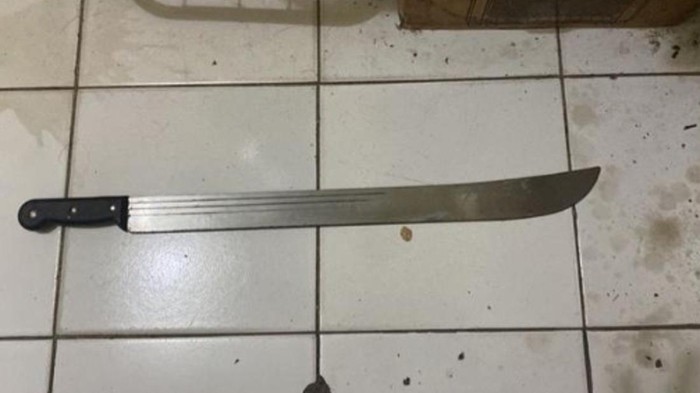 Tiga remaja berusia 16 dan 17 tahun ditangkap polisi ketika hendak tawuran di Jalan Alternatif Pakansari, Bogor, Jabar. Sebilah senjata tajam jenis pedang disita. (dok Ist)