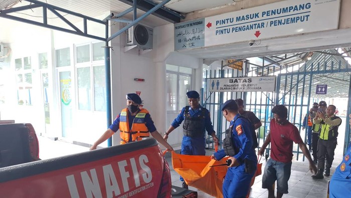 Tim Inafis dan Tim Patroli Polair mengevakuasi mayat Mr X di perairan Sungai Musi