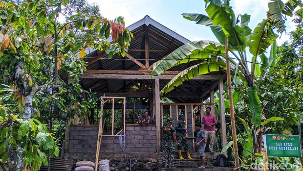 Anggota TNI bahu-membahu membangun rumah warga yang tidak layak huni di Lombok.