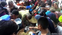 Sekretaris Mabarot Kompleks Makam Sunan Bonang, Hidayatur Rohman mengatakan, bubur suro tersebut sudah ada sejak tahun 1937.