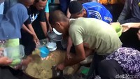 Masyarakat atau peziarah yang kebetulan sedang di komplesk makam sunan Bonang tak sedikit yang ikut antre saat waktu pembagian bubur tiba. Dengan membawa, ember, piring hingga timba, mereka ikut tumplek blek antre untuk dapat jatah bubur ini.
