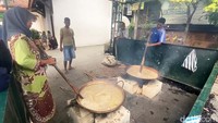 Setiap Ramadan, warga muslim sekitar makam sunan Bonang selalu memasak bubur suro. Dengan menggunakan dua wajan besar, bubur suro ini diolah dengan telaten oleh warga sekitar makam Bonang setiap hari saat Ramadan.